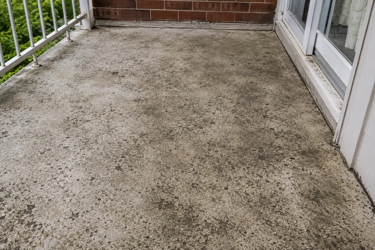 Avant — Balcon béton taché